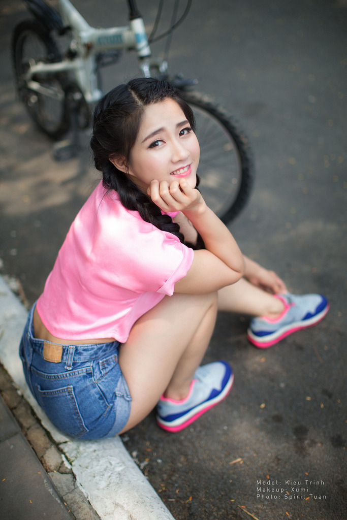 美女露出双乳扒开腿给男人玩